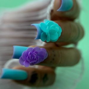 Renovación manicura con anilla, gel bicolor 2D flor plana.
